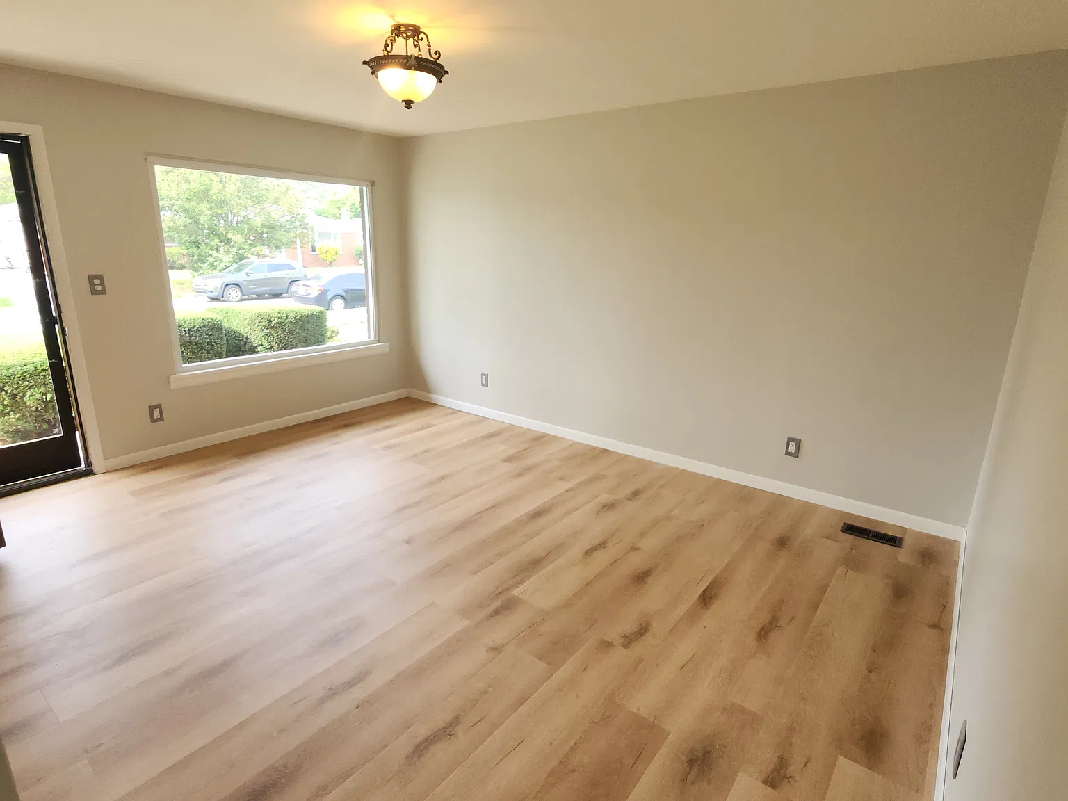3 bed, 1000 sqft, $1,900 — Photo 3