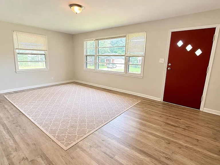 1908 Stevens Dr NE — Photo 3