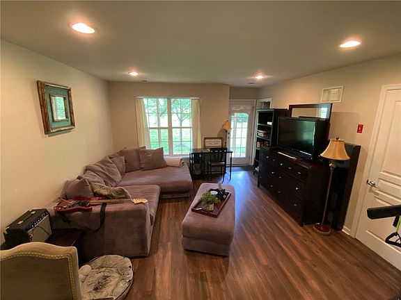 3rd image of 8494 Putnam Ct