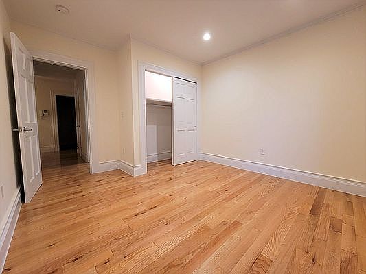 5th image of 310 E 74th St #5X