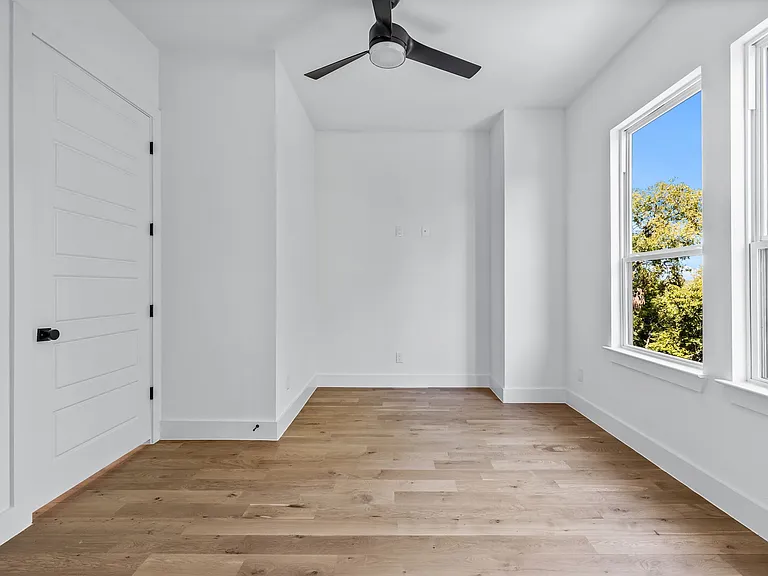 410 Avenue L #B — Photo 17