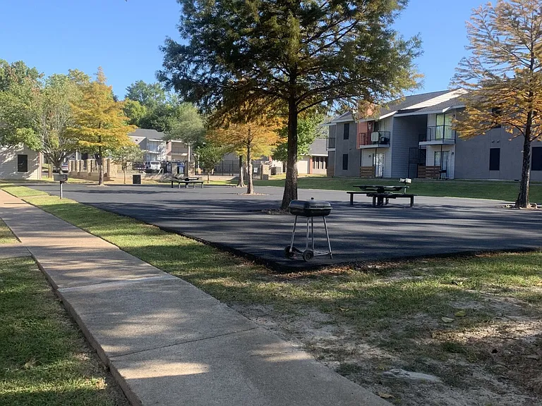 Oak Manor Apartments — Photo 22