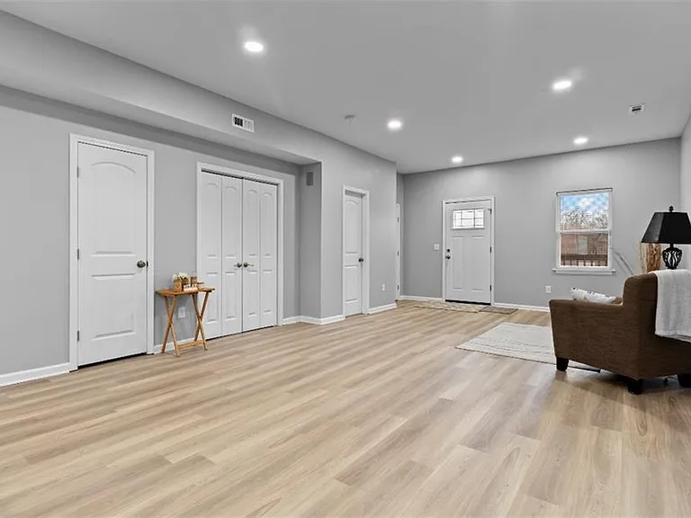 1118 Splitlog Ave — Photo 10