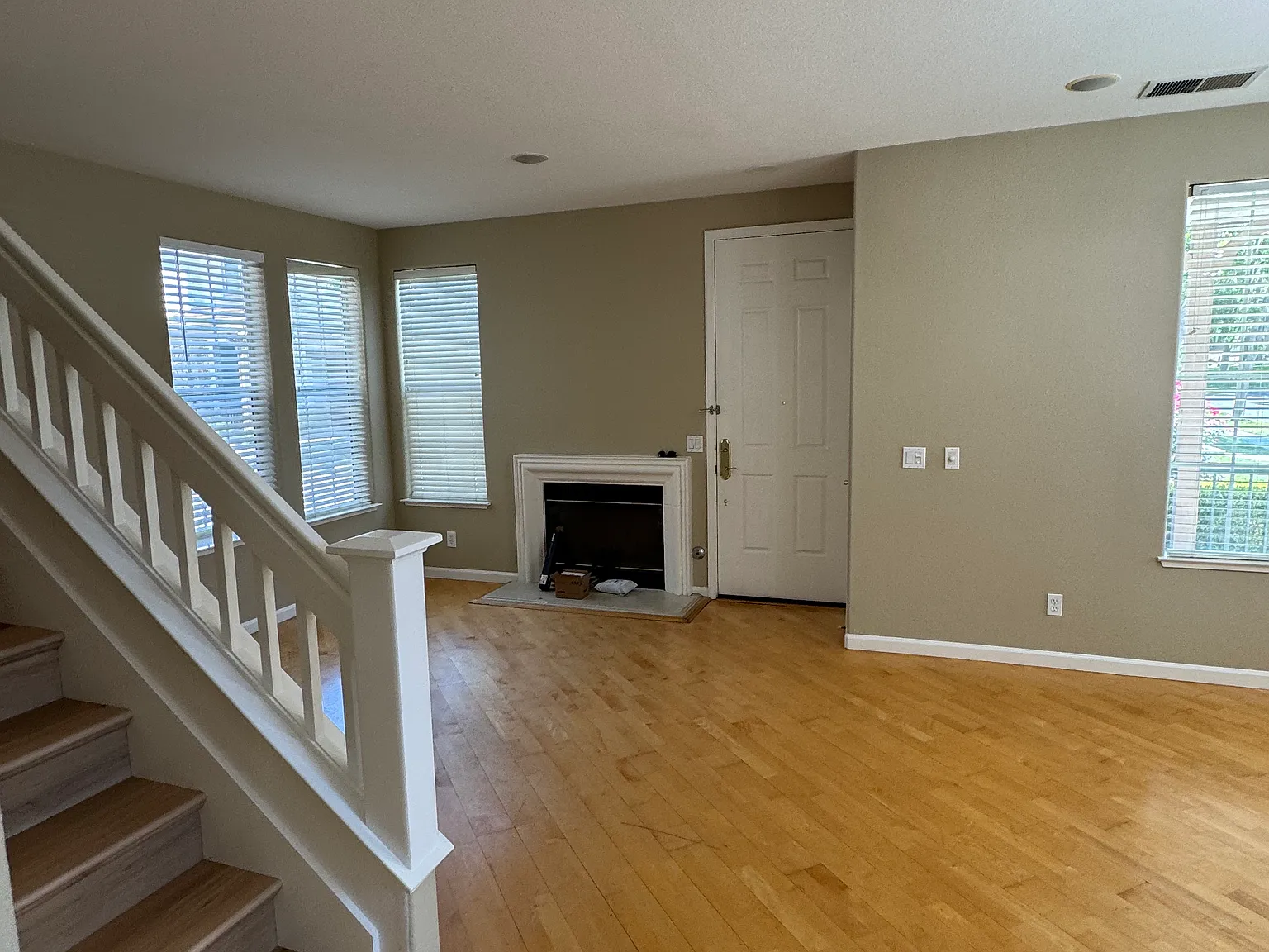3 bed, 2.5 bath, 1889 sqft, $4,950 — Photo 1