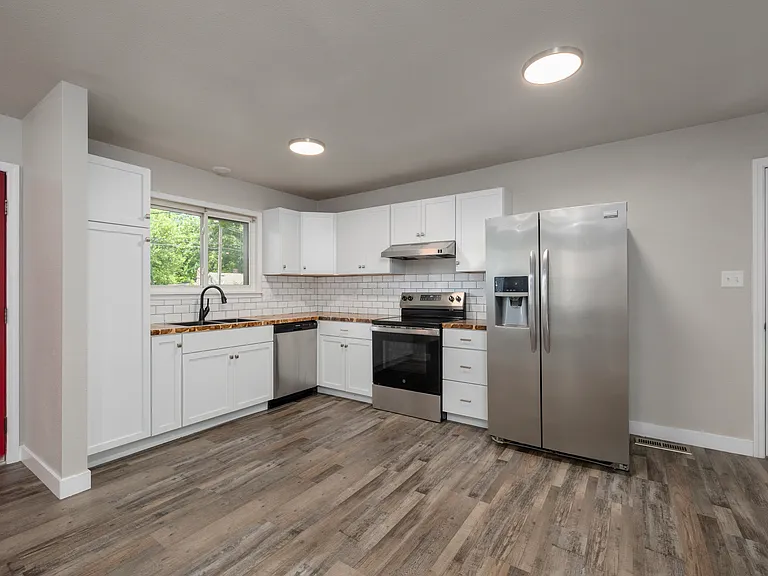 1824 N Hillcrest Ave — Photo 7