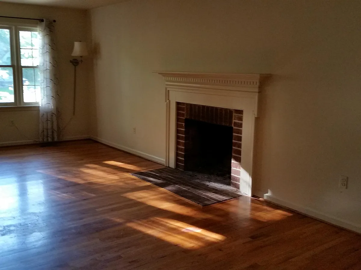 Family room. - 10 Spruce Tree Ct
