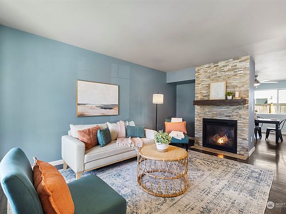 4th image of 208 NE Tronson Cir