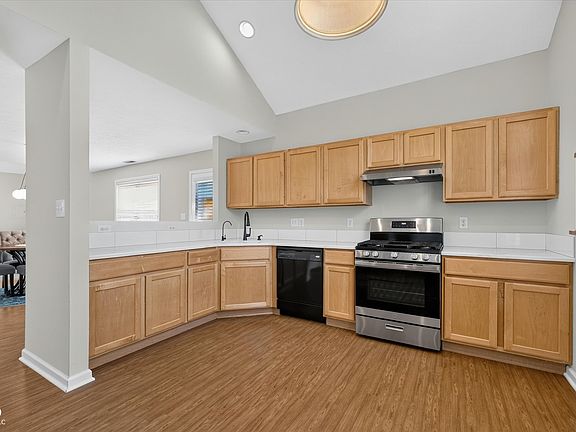 4th image of 9596 Thradd St