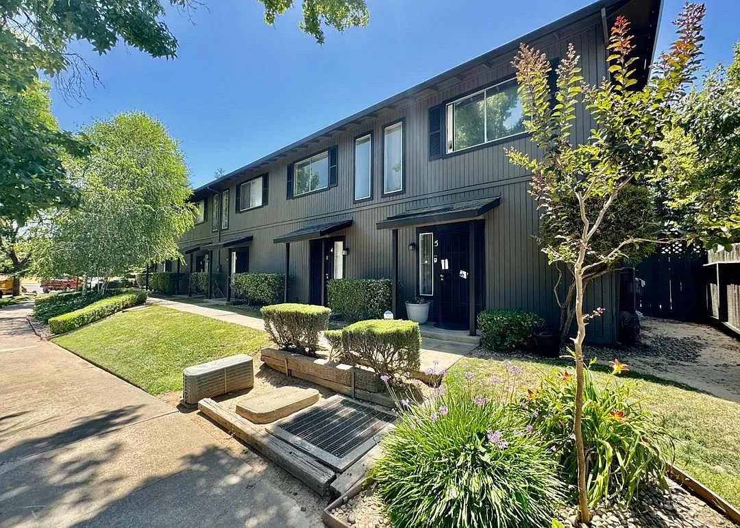 2 bed, 1.5 bath, 1000 sqft, $1,400 — Photo 1