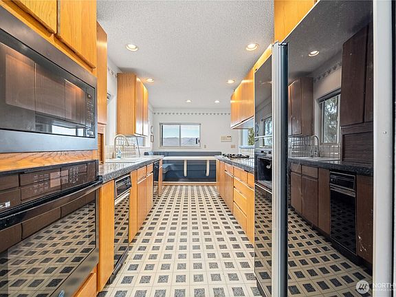 3rd image of 985 Guffy Road