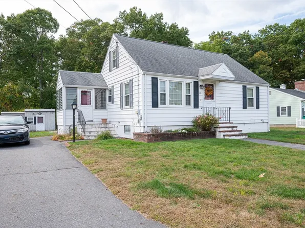 135 Campbell Dr, Lowell, MA 01851