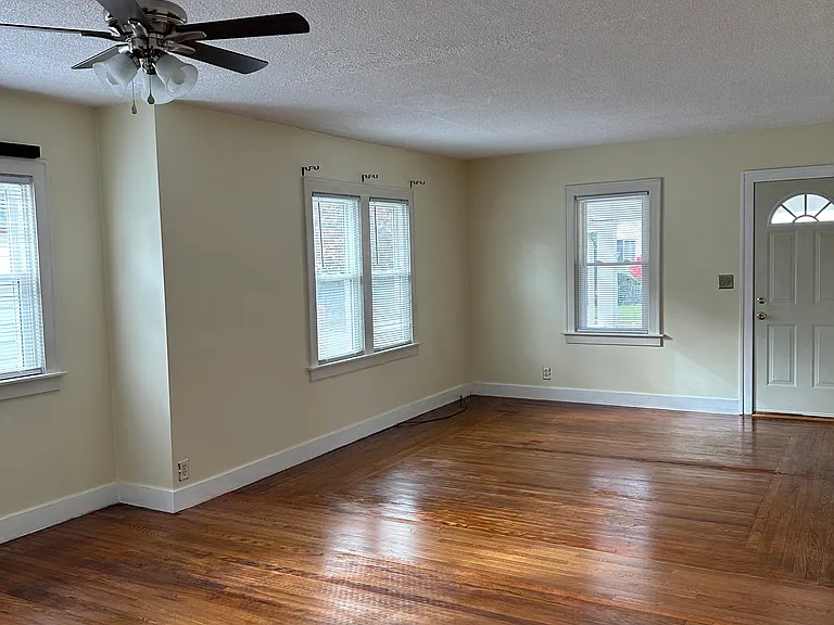 2302 N Clinton St — Photo 3
