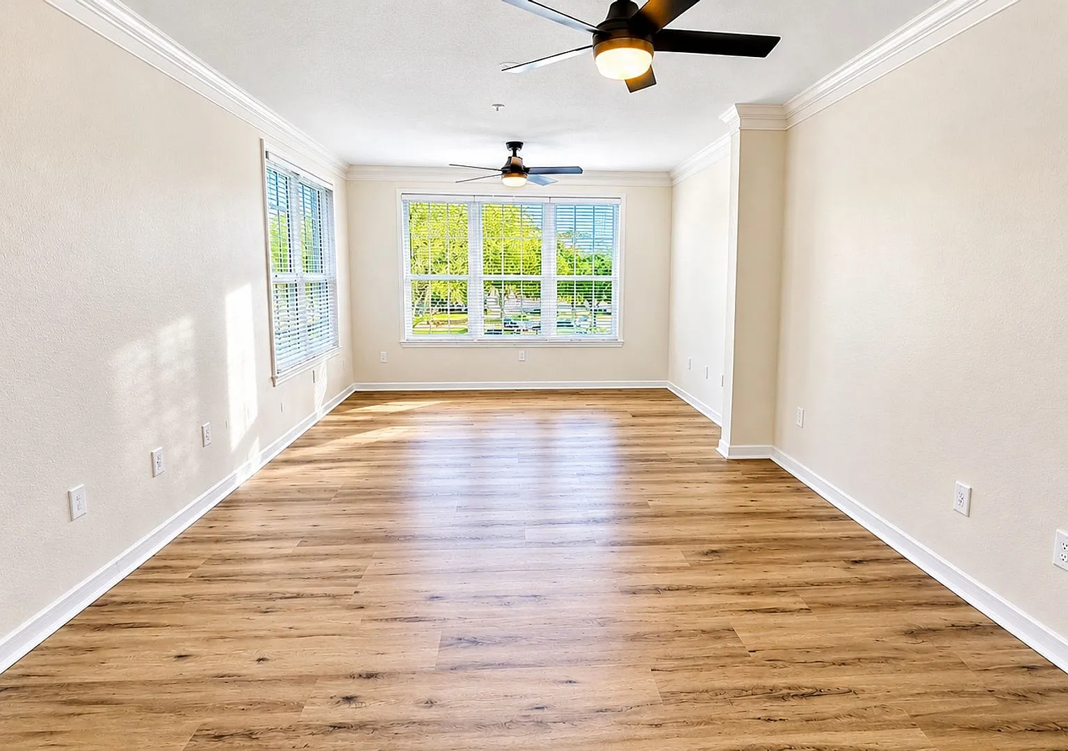 Updated 2BR/2BA Condo in Palmer Ranch New Flooring, Fresh Paint & Resort-Style Amenities — Photo 3