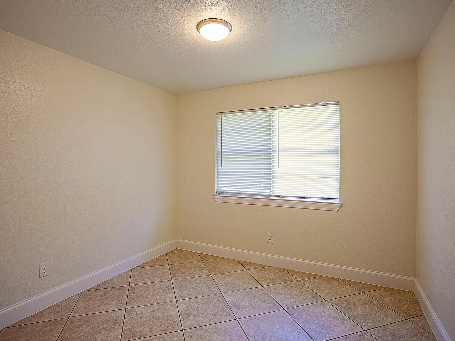 3 bed, 1420 sqft, $1,300 — Photo 3