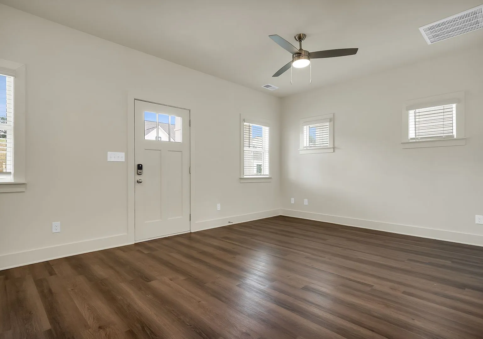 1 Bedroom home with Fenced Backyard! — Photo 3