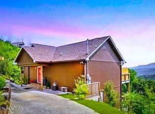 862 Sourwood Dr, Gatlinburg, TN 37738