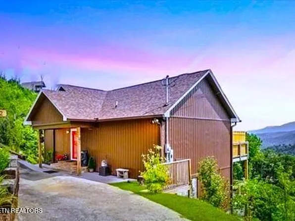 862 Sourwood Dr, Gatlinburg, TN 37738