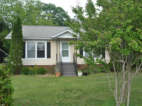 412 N Oak Ave, Landrum, SC 29356