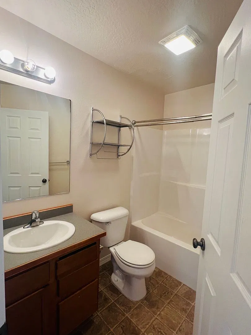 Great Northside Townhouse! 3 Bed - 1.5 Bath - Fenced Yard — Photo 2