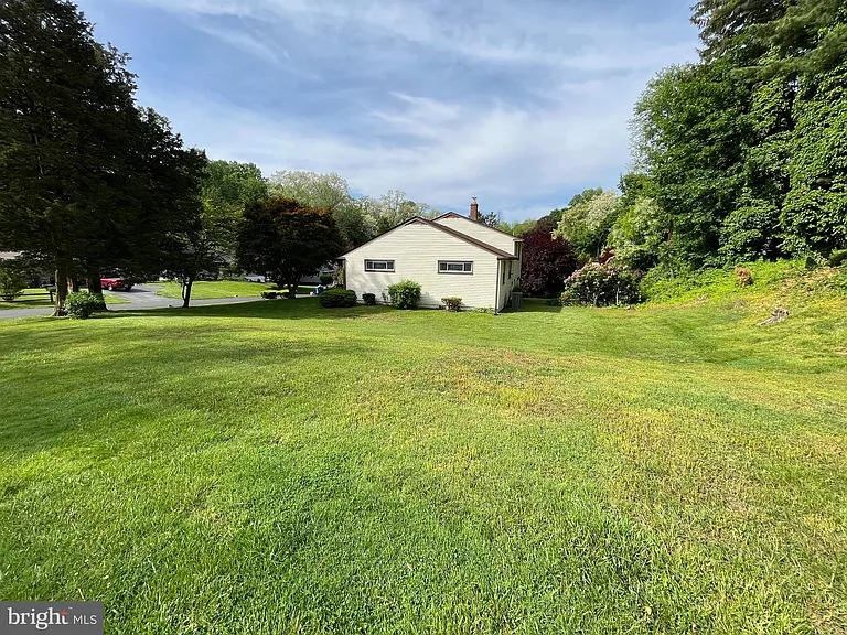1213 Farmington Ln — Photo 4