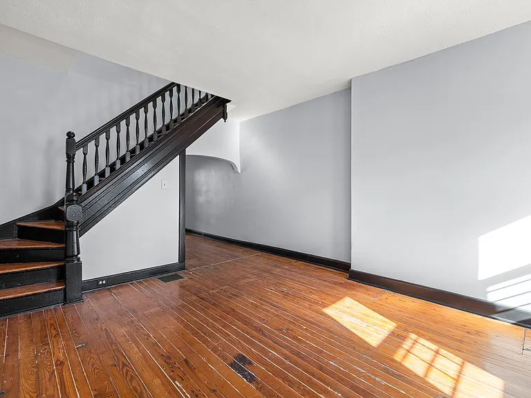 450 W 23rd St — Photo 5