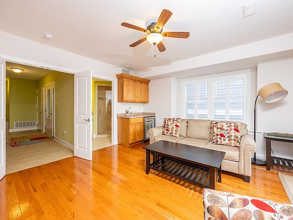 4th image of 225 57th St #Sea