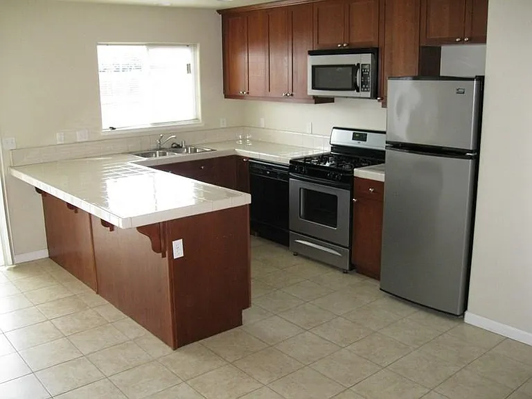 421 Hetherington Cir — Photo 5