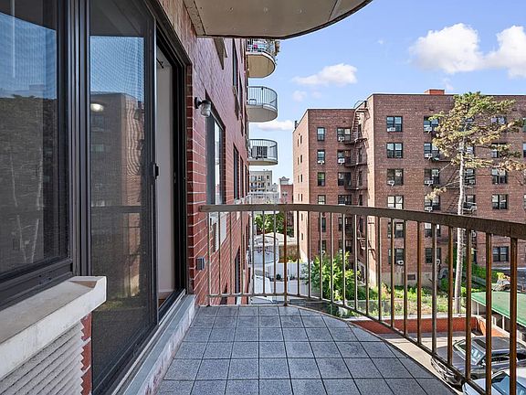 3rd image of 172-16 Jamaica Ave #402