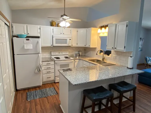 1060 Pond View Ct, Saint Paul, MN 55127