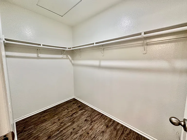 1x1 walk-in closet