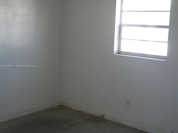 5th image of 136 NW 14th Way