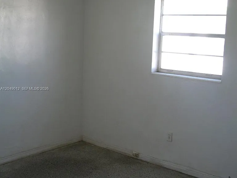 136 NW 14th Way — Photo 5