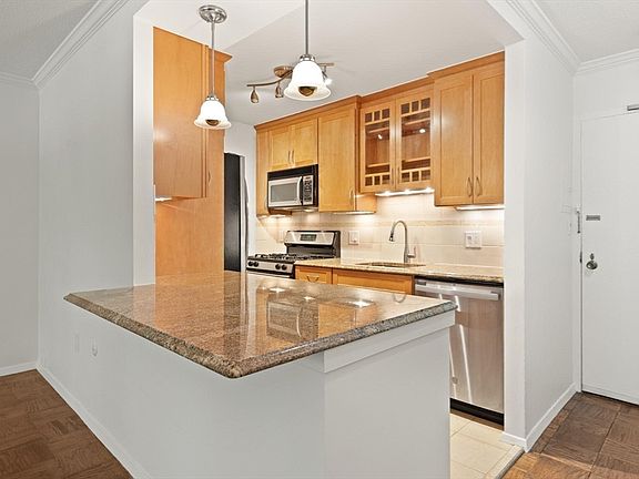 2nd image of 9 Hawthorne Pl APT 2J