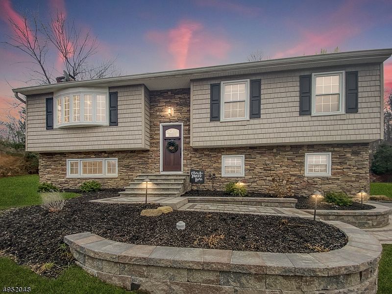 1st image of 26 Stratfordshire Dr