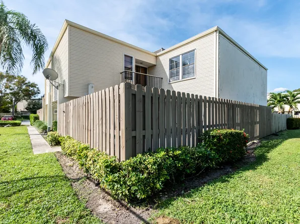 1526 Shaker Circle, Wellington, FL 33414