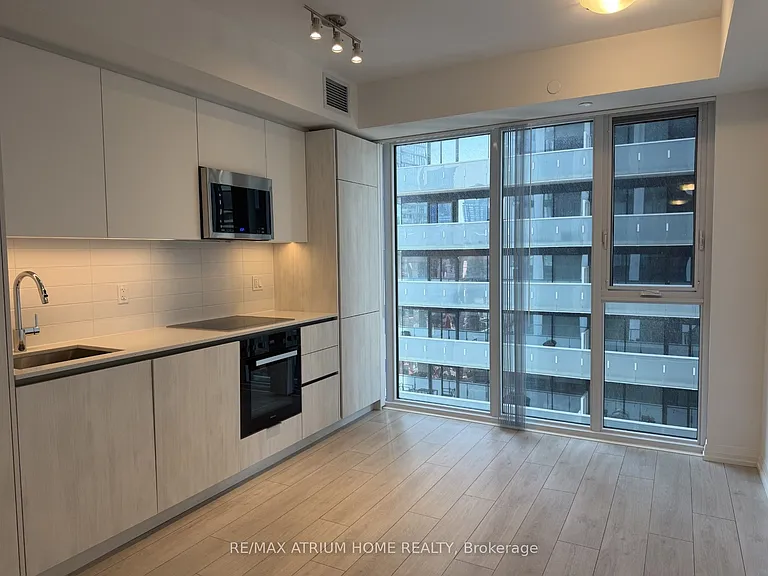 400 King St W #1625 — Photo 3