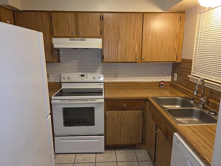 900 Ticonderoga Dr #B — Photo 3