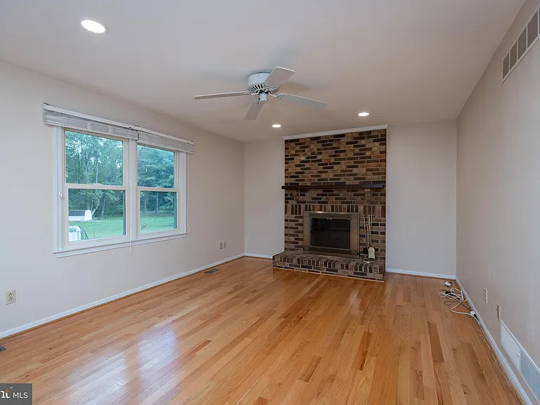 35 Nathalie Ct — Photo 7