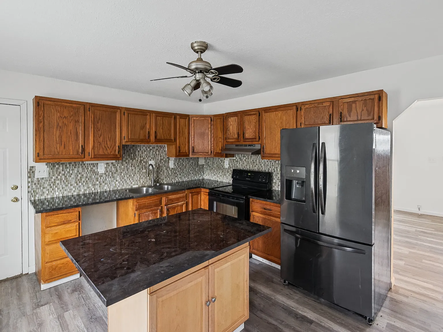 3 bed, 900 sqft, $1,500 — Photo 3