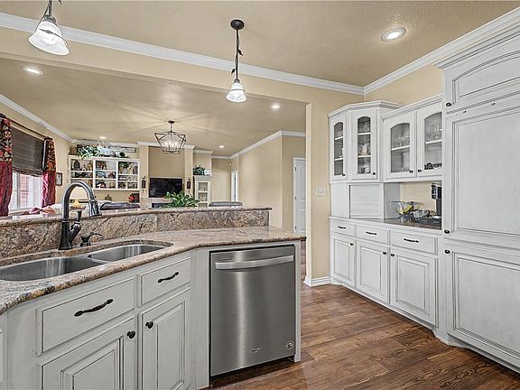 5th image of 937 Aylesbury Ln