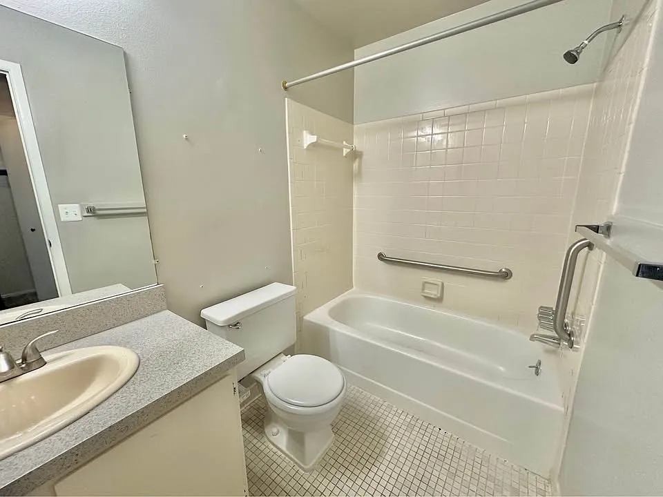 2 bed, 875 sqft, $1,300 — Photo 4