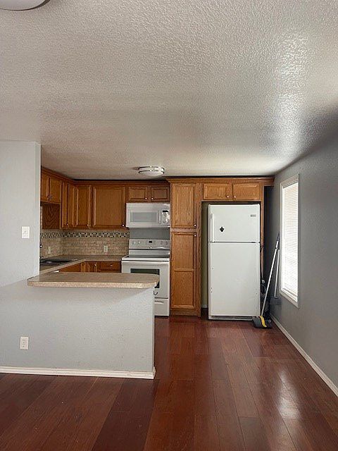 2nd image of 903B E 11th St #B