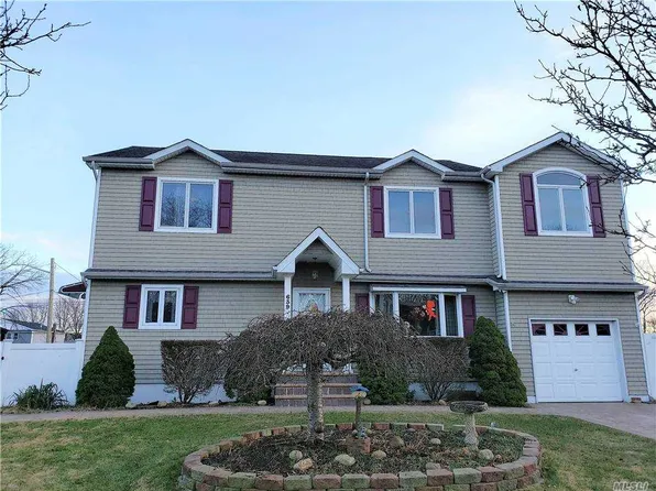 639 7th St, West Babylon, NY 11704