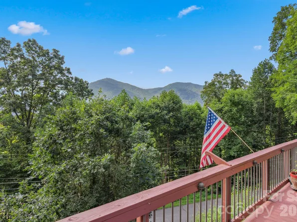 975 Country Club Dr, Maggie Valley, NC 28751