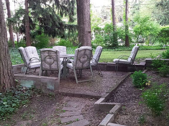 3rd image of 946 Petrie Ave