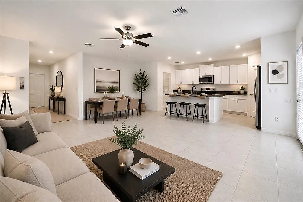 5 bed, 2.5 bath, 2215 sqft, $2,400 — Photo 3