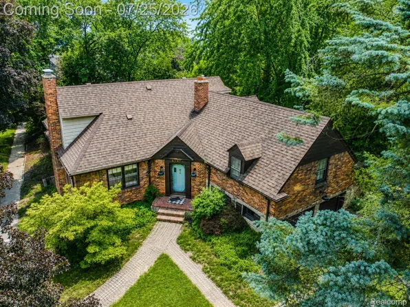 27375 Bloomfield Dr, Lathrup Village, MI 48076