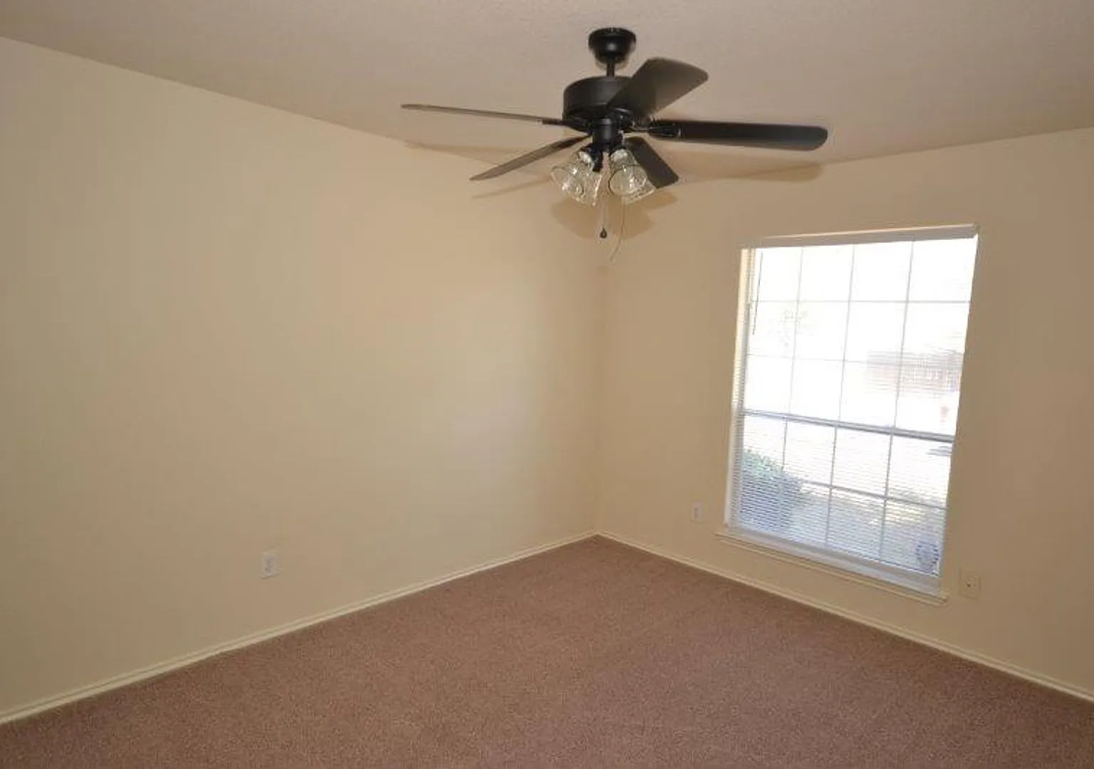 Nice 3 Bedroom 2 Bath in Benbrook Ranch Subdivision - Great value in Leander! — Photo 2