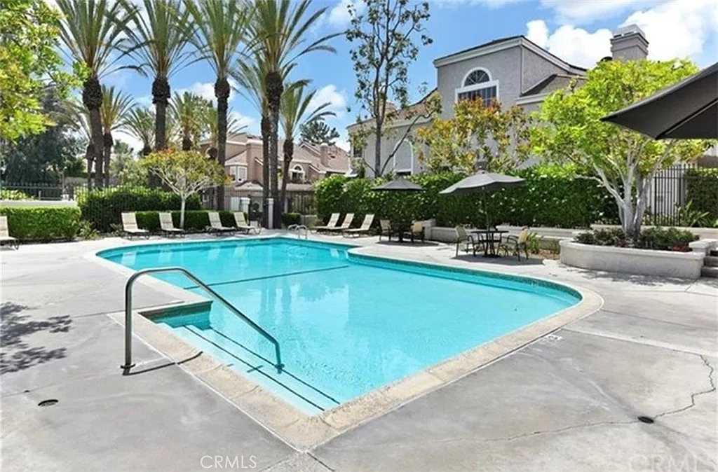 2 bed, 1046 sqft, $4,950 — Photo 4