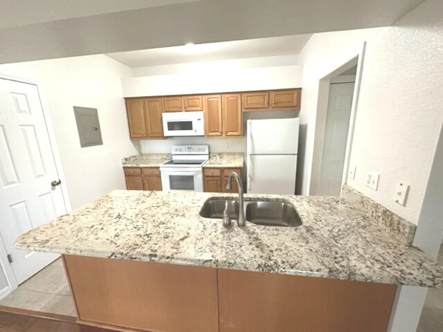 2 bed, 1017 sqft, $1,700 — Photo 3